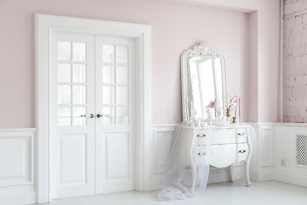 Белая дверь со стеклом классического стиля